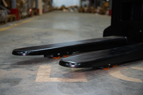 Штабелер самоходный 1,5 т 3,0 м TOR WS15H-3000SC PRO Li-ion 24/60 В/Ач контр. скорости подъема по ценам производителя в Челябинске с доставкой по всей России