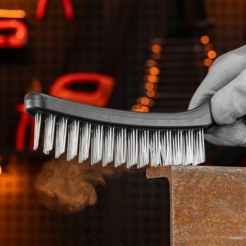 Щетка четырехрядная металлическая с пластмассовой ручкой Sparta по ценам производителя в Челябинске с доставкой по всей России