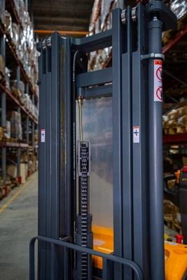 Штабелер самоходный 1,5 т 4,5 м XILIN CDDR15-III 24/200 В/Ач (сопровождаемый) по ценам производителя в Челябинске с доставкой по всей России