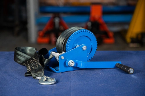 Лебедка ручная барабанная с лентой  0,5т 20 м оцинкованная TOR LHW по ценам производителя в Челябинске с доставкой по всей России