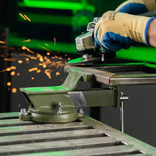 Тиски слесарные, 100 мм, стальные, поворотные Сибртех по ценам производителя в Челябинске с доставкой по всей России