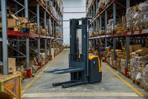 Штабелер самоходный 1,5 т 4,5 м XILIN CDDR15-III 24/200 В/Ач (сопровождаемый) по ценам производителя в Челябинске с доставкой по всей России