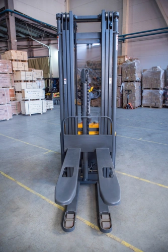 Штабелер самоходный 1,5 т 5,6 м XILIN CDDK15-III 24/200 В/Ач (с платформой) по ценам производителя в Челябинске с доставкой по всей России