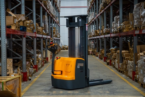 Штабелер самоходный 1,5 т 4,5 м XILIN CDDR15-III 24/200 В/Ач (сопровождаемый) по ценам производителя в Челябинске с доставкой по всей России