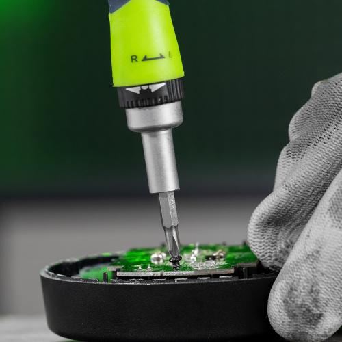 Отвертка реверсивная для точных работ с набором бит и торцевых головок, 32 предмета, CrV Сибртех по ценам производителя в Челябинске с доставкой по всей России