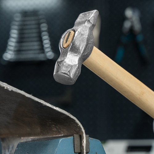 Молоток слесарный, 800 г, круглый боек, деревянная рукоятка по ценам производителя в Челябинске с доставкой по всей России