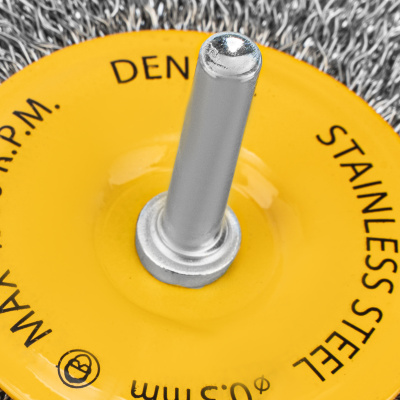 Щетка для дрели 100 мм, Плоская, со шпилькой, нержавеющая витая проволока Denzel по ценам производителя в Челябинске с доставкой по всей России