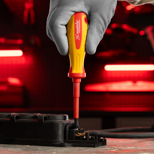 Отвертка Insulated, PH1 x 75 мм, CrMo, до 1000 В, двухкомпонентная рукоятка Matrix Professional по ценам производителя в Челябинске с доставкой по всей России