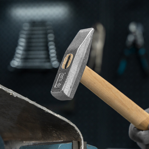 Молоток слесарный, 500 г, квадратный боек, деревянная рукоятка по ценам производителя в Челябинске с доставкой по всей России