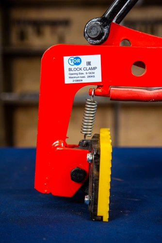 Клещевой вертикальный захват TOR для брикетов и блоков 12-18 см г/п 280 кг по ценам производителя в Челябинске с доставкой по всей России