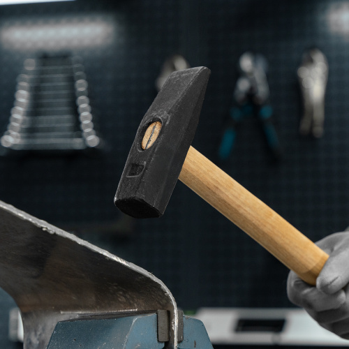 Молоток слесарный, 1000 г, квадратный боек, деревянная рукоятка по ценам производителя в Челябинске с доставкой по всей России