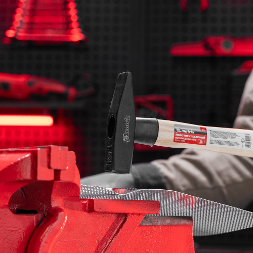 Молоток слесарный, 300 г, квадратный боек, деревянная рукоятка Matrix по ценам производителя в Челябинске с доставкой по всей России