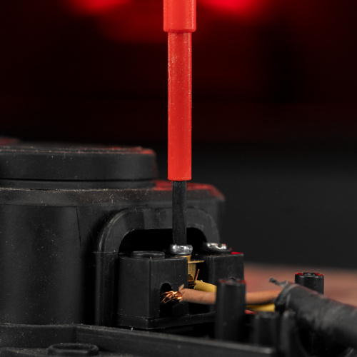 Отвертка Insulated, SL3 x 80 мм, CrMo, до 1000 В, двухкомпонентная рукоятка Matrix Professional по ценам производителя в Челябинске с доставкой по всей России