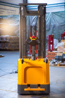 Штабелер самоходный 1,5 т 5,6 м XILIN CDDK15-III 24/200 В/Ач (с платформой) по ценам производителя в Челябинске с доставкой по всей России