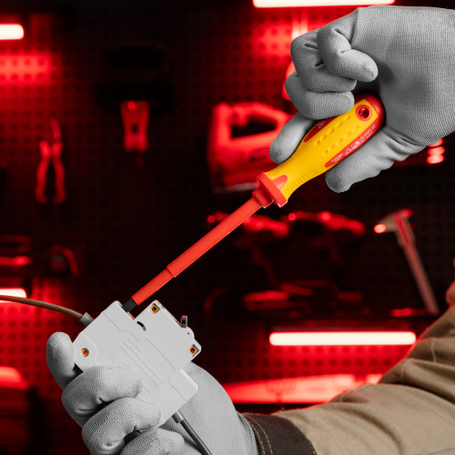 Отвертка Insulated, SL5.5 x 125 мм, CrMo, до 1000 В, двухкомпонентная рукоятка Matrix Professional по ценам производителя в Челябинске с доставкой по всей России