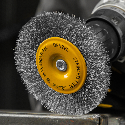 Щетка для дрели 100 мм, Плоская, со шпилькой, нержавеющая витая проволока Denzel по ценам производителя в Челябинске с доставкой по всей России