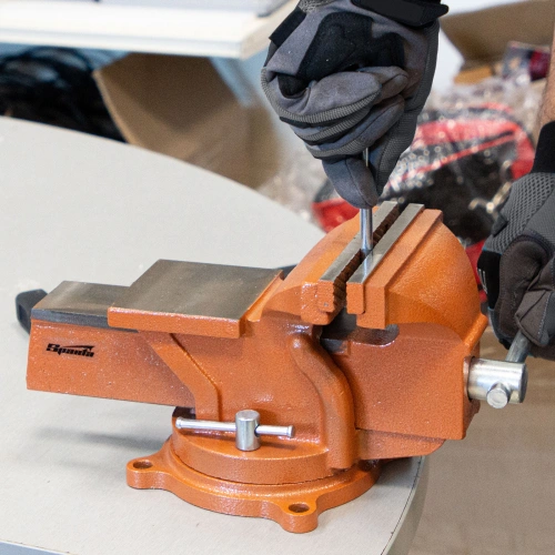 Тиски слесарные, 150 мм, поворотные, с наковальней Sparta по ценам производителя в Челябинске с доставкой по всей России