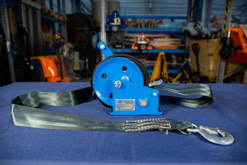 Лебедка ручная барабанная с лентой  0,5т 20 м оцинкованная TOR LHW по ценам производителя в Челябинске с доставкой по всей России