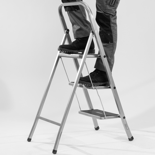 Стремянка 3 ступени, с полимерными ковриками, Сибртех по ценам производителя в Челябинске с доставкой по всей России